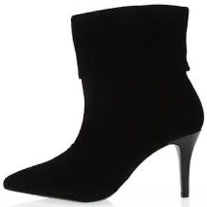 B. Makowsky Black Heels